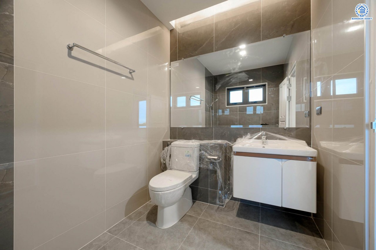 บ้านเดี่ยวฟิลคฤหาสน์มือสองตกแต่งใหม่ แบรนด์ LH ดีไซน์สุดหรูหรา โครงการ ลดาวัลย์ ปิ่นเกล้า เนื้อที่ 214 ตร.ว. บนพื้นที่ใช้สอยถึง 553.48 ตร.ม. ฟังก์ชันจัดเต็ม 4 ห้องนอน 5 ห้องน้ำ 1 ห้องอเนกประสงค์ 1 ห้องแม่บ้าน จอดรถได้ถึง 2 คัน ทำเลติดถนนบรมราชชนนี เชื่อมต่อหลายเส้นทาง ใกล้มหาวิทยาลัยมหิดล และเซ็นทรัลศาลายา